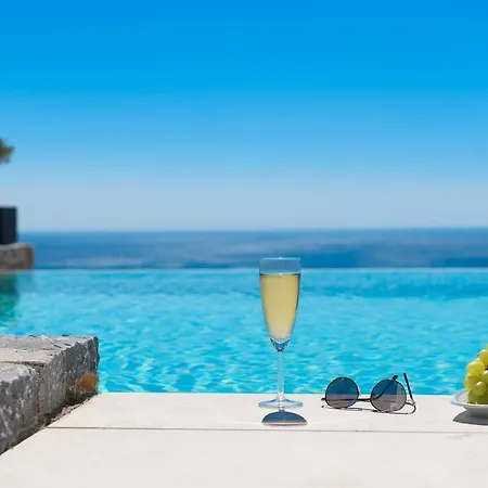 Alav Pool Βίλα